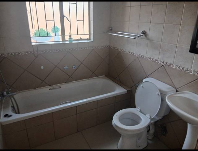 3 BEDROOM HOUSE FOR SALE IN THATCHFIELD ESTATE